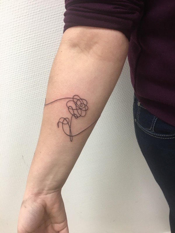 Les tatouages fleurs à bordeaux