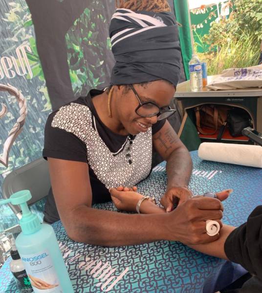 Tatoueuse animation tatouage au jagua Île-de-France 