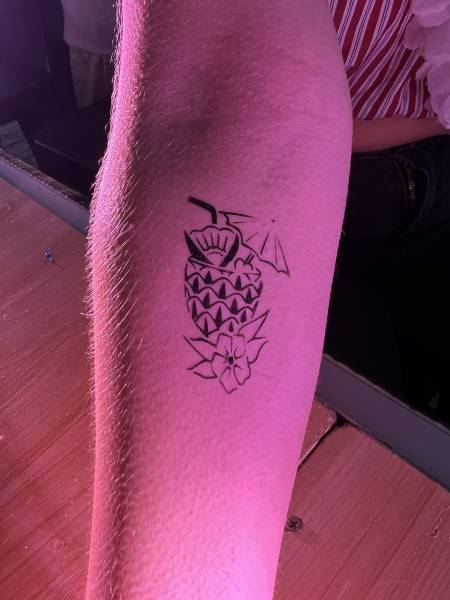 Tatouage ananas cocktail bar à tattoo évènement entreprise biscarosse plage 