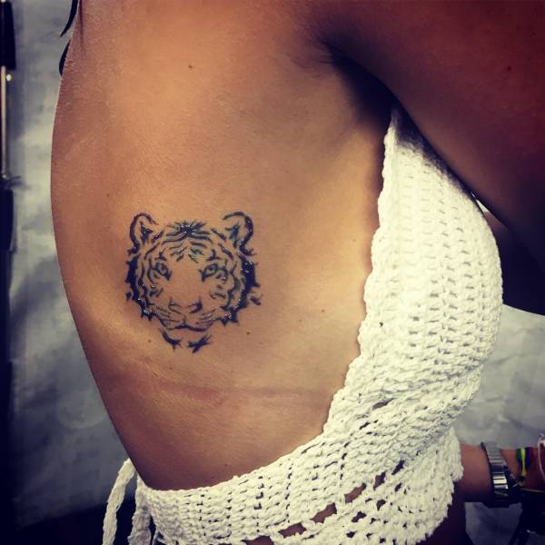 tatouage ephemere tigre flan droit  lacanau