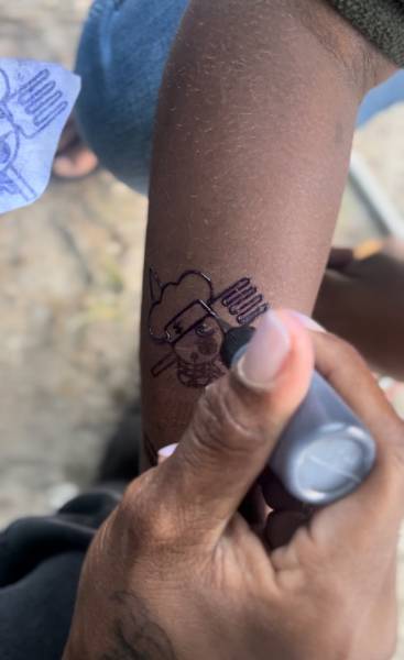 Pose du jagua au stand de tatouage à biscarosse plage 