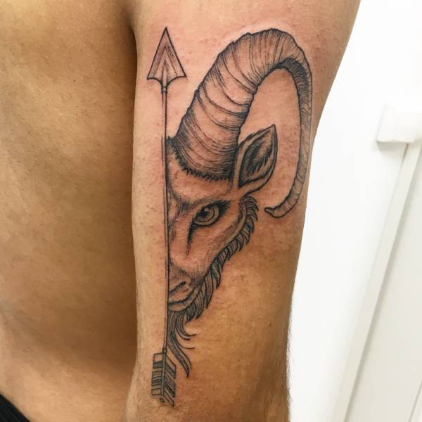 tatouage capricorne bras homme gironde