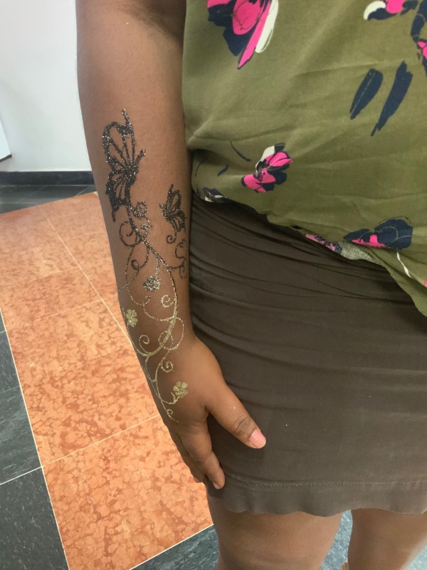 Tatouages temporaires pailleté à bordeaux