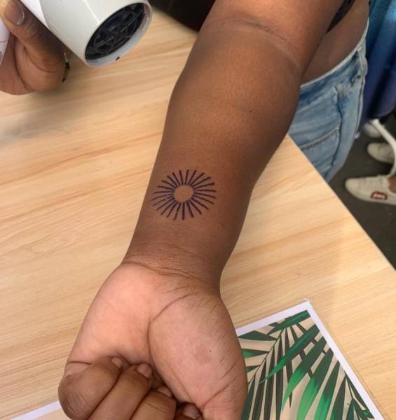 Tatouage éphémère soleil stand Tatoo université Saint Dénis 