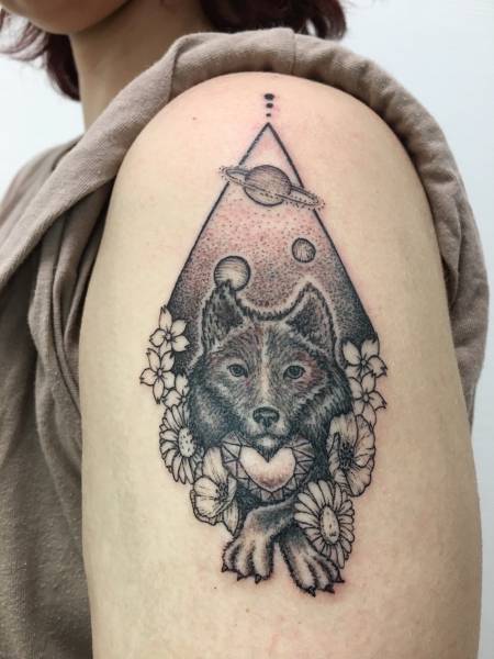 tatouage loup épaule dotwork bordeaux