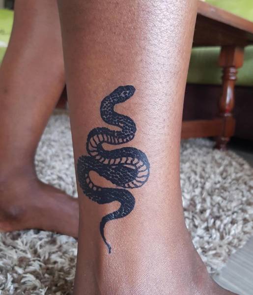 tatouage temporaire serpent peaux noire en nouvelle aquitaine