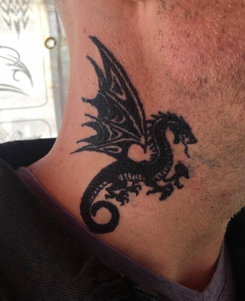 tatouage temporaire au cou dragon dans le sud ouest