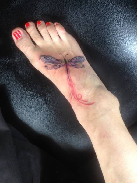 tatouage libelule couleur pied ambares
