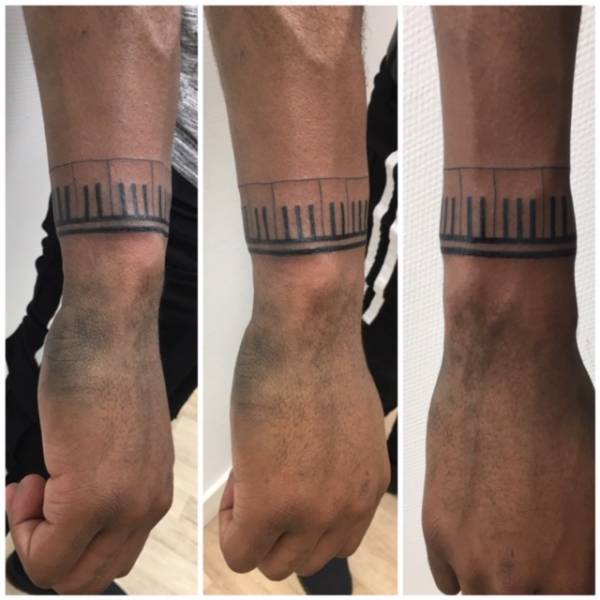 tatouage  bracelet poignet homme  piano peau noir bordeaux