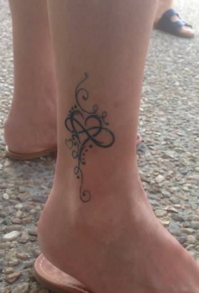 tattoo ephemere coeur cheville à floirac