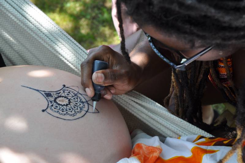 réalisation dessin sur ventre femme enceinte bordeaux