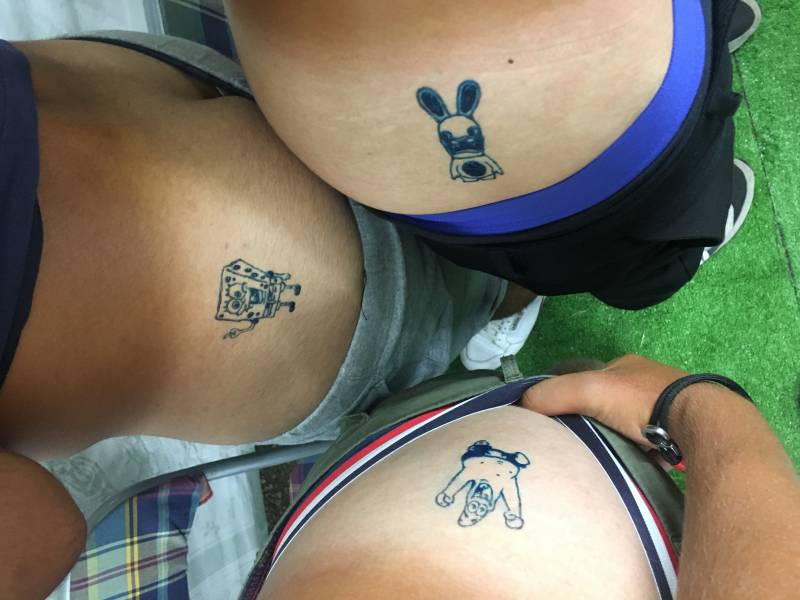tatouage en commun cartoon fesse homme mimizan plage