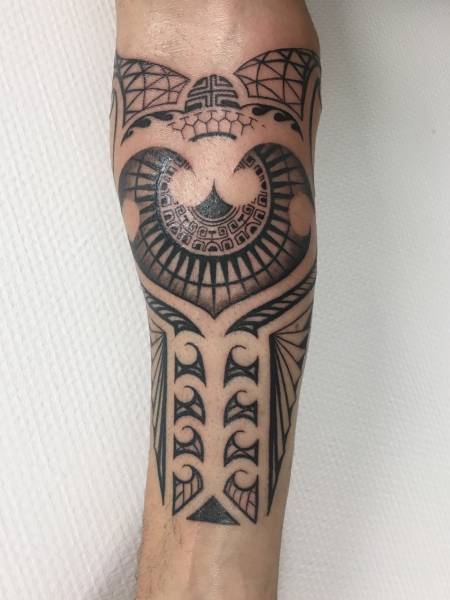 tatouage bras maori tortue a bordeaux