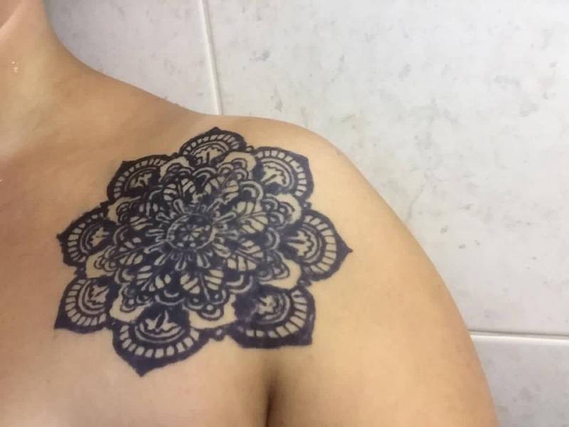 tatouage ephemere mandala femme epaule bordeaux