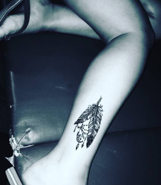 tatouage temporaire plume femme cheville hourtin