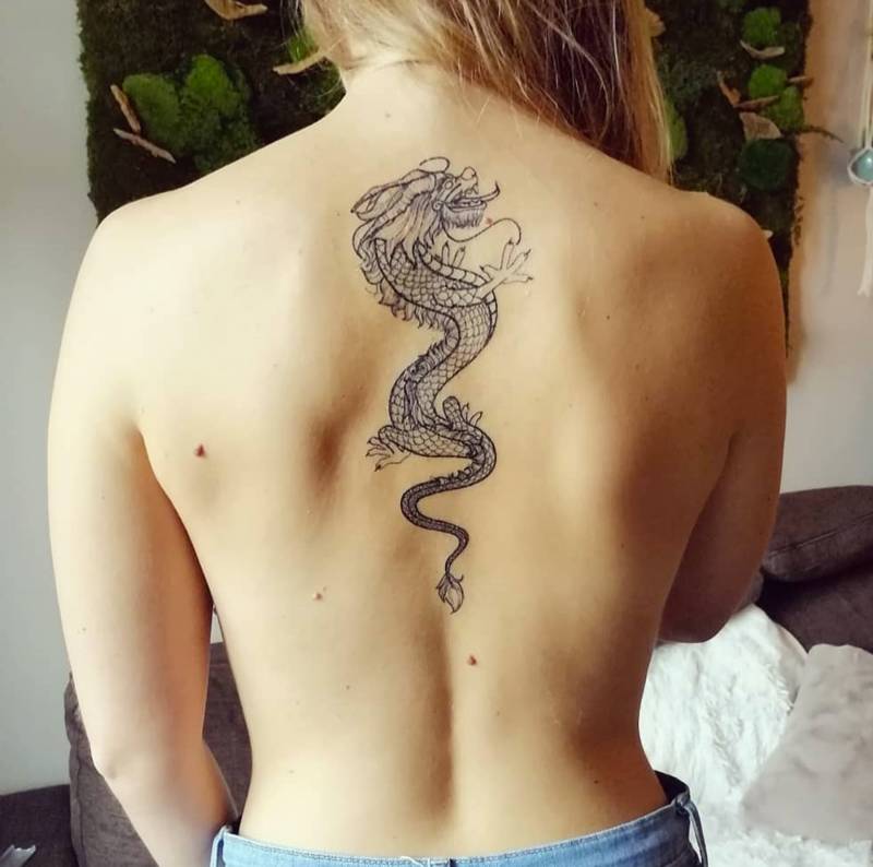 tatouage dragon  sur dos femme bordeaux