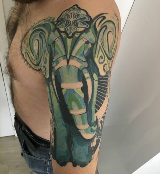 tatouage éléphant couleur Bras Homme