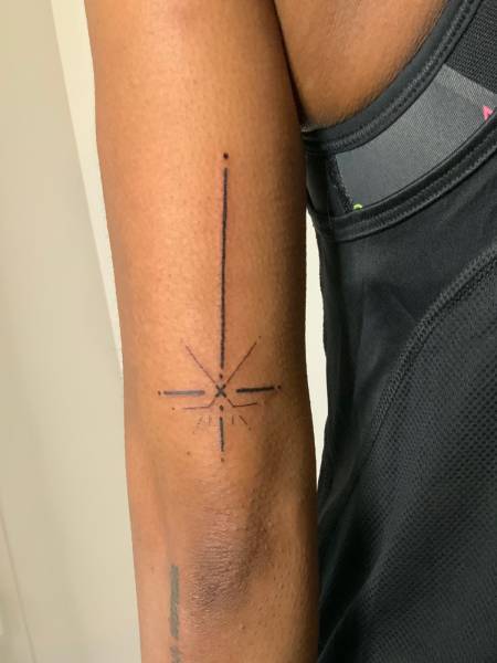 tatouage graphique tatouage peau noire bordeaux