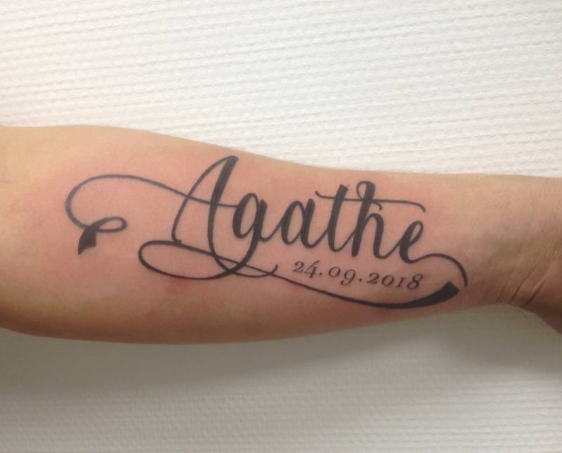 Tatouage prenom date de naissance avant bras homme bordeaux rive droite
