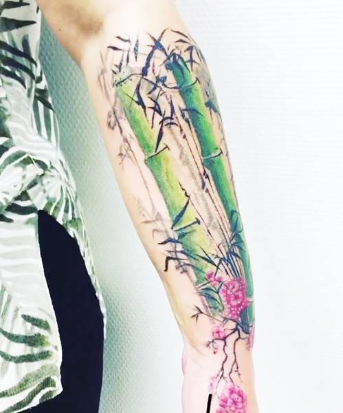 tatouage bambou couleur avant bras femme à saint andré de cubzac