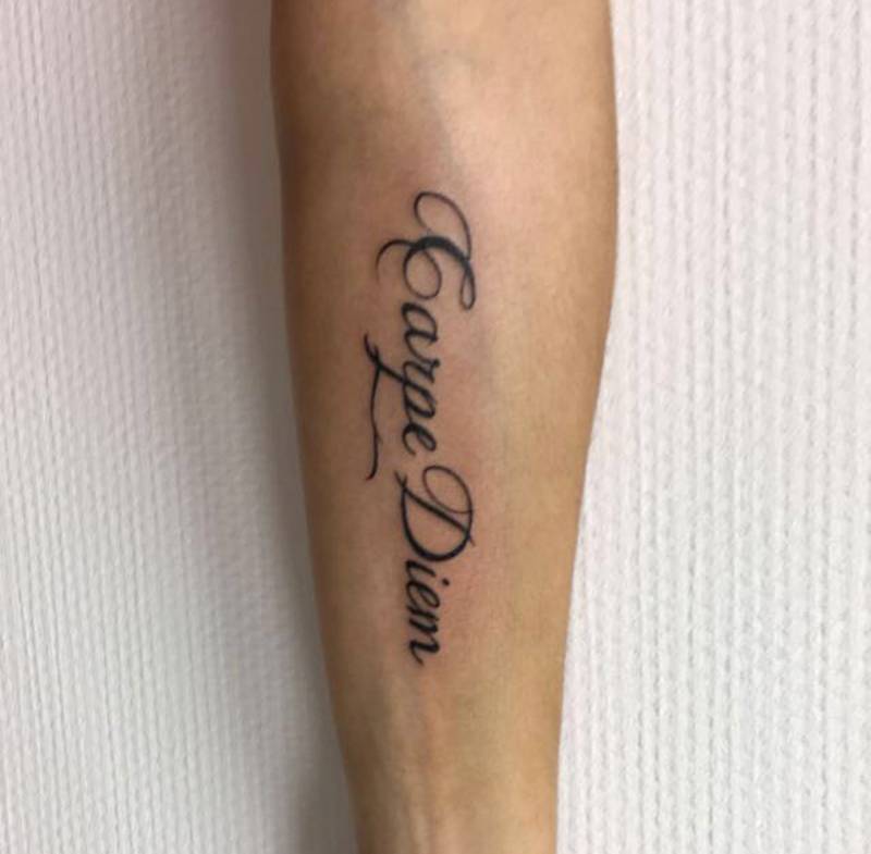 Tatouage carpe diem femme calligraphie cenon