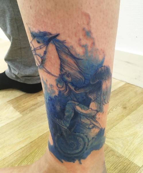 tatoo cheval et moto cheville homme couleur bleu bordeaux