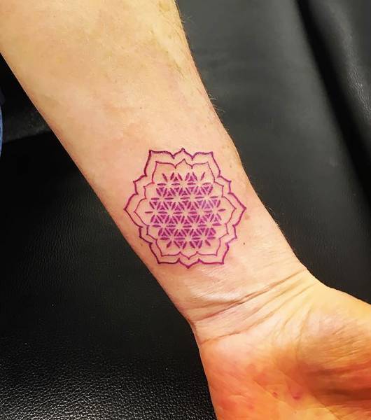 tattoo fleur de vie couleur poignet femme bordeaux