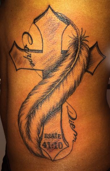 Tatouage croix et plume sur le flan gauche sarcelles