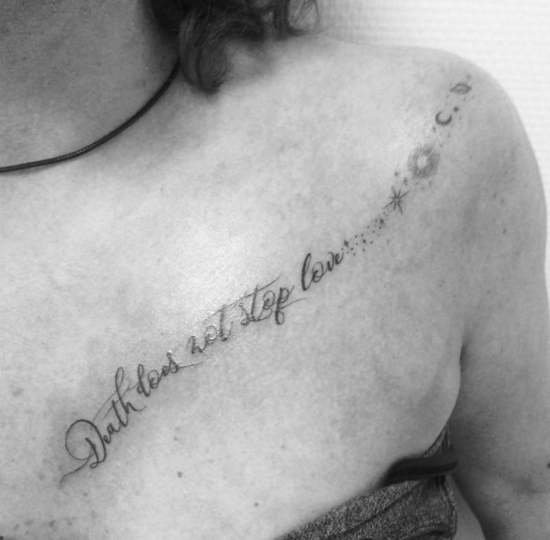 Tataouge en anglais femme clavicules et epaules libourne