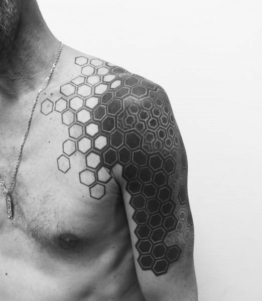 hexagone tatouage geometrique epaule homme