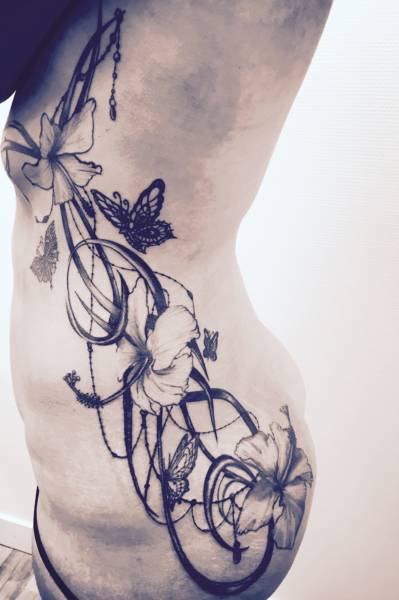 Tatouage femme à Bordeaux rive droite