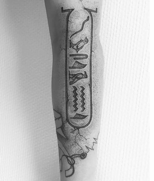 tattoo prénom hiéroglyphe bras femme gironde