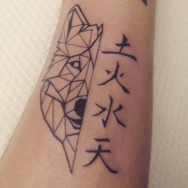 tatouage loup origami symbole chinois avant bras homme cenon