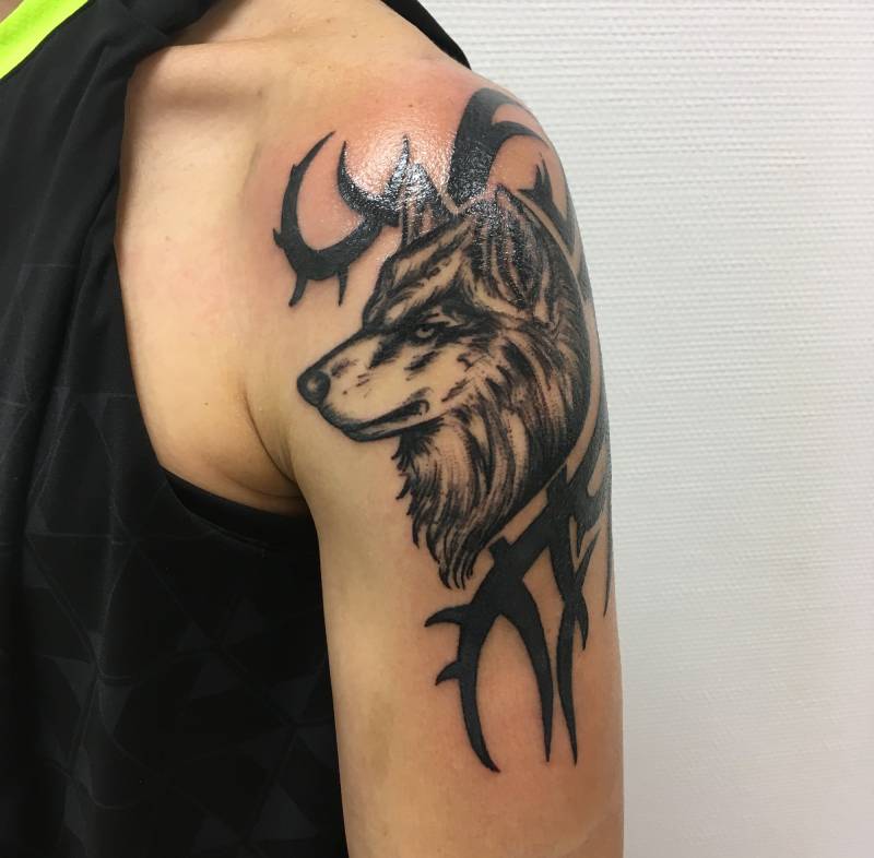 tatouage loup tribal epaule bordeaux