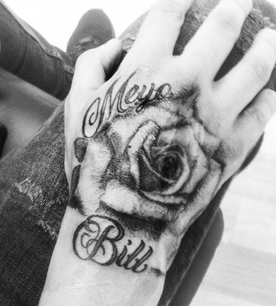 tattoo rose main homme bordeaux