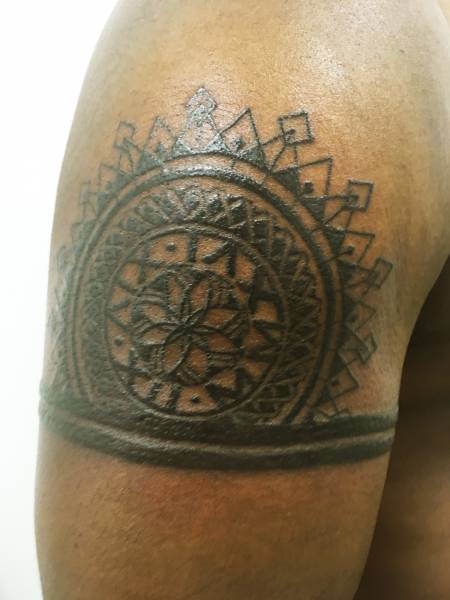 tatouage maori personnalise peaux noires Cenon