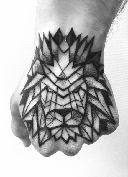 tatouage homme geometrie cenon