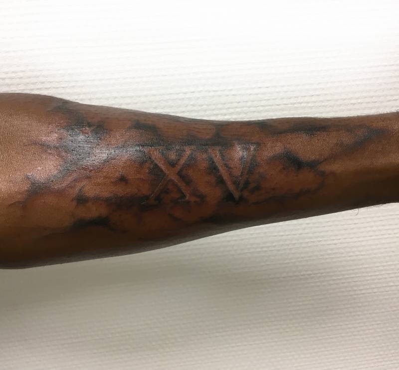 tatouage homme peaux noires bordeaux