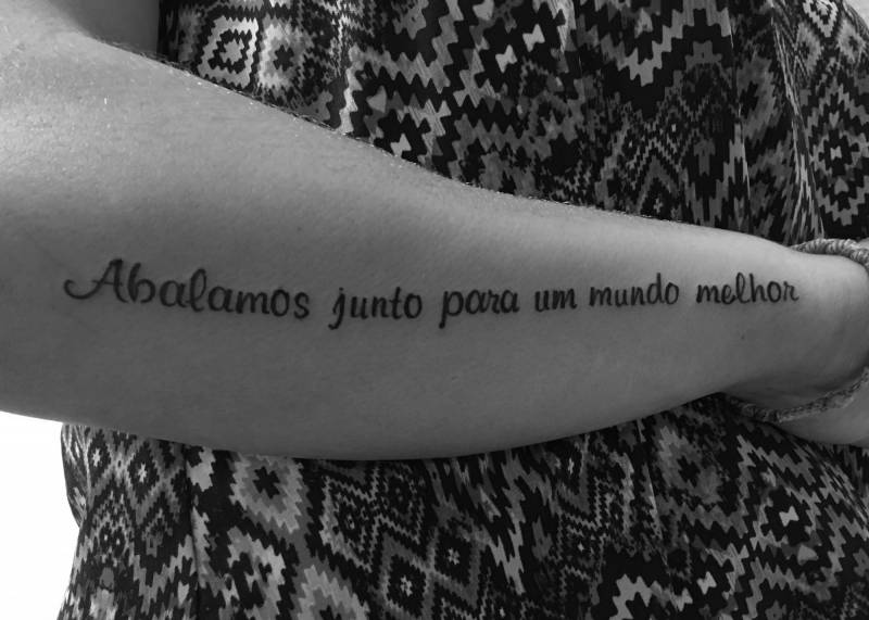 Tatouage en portugais avant bras femme le bouscat