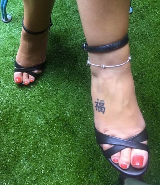 tatouage symbole chinois pieds femme bordeaux