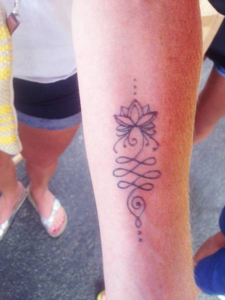 tatouage jagua unalome avant bras femme lacanau