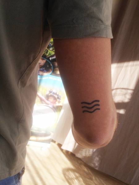 tatouage ephemere eau mer bras coude cenon