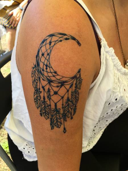 tatouage attrape reve lune epaule femme festival polynesien