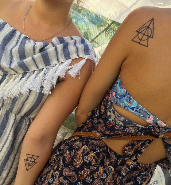 Tattoo en commun  géométrique  femme à Bègles