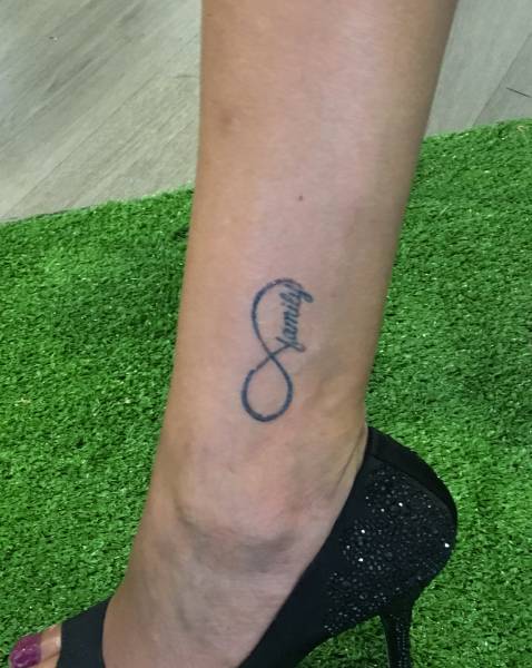 tatouage ephemere  infini cheville bordeaux