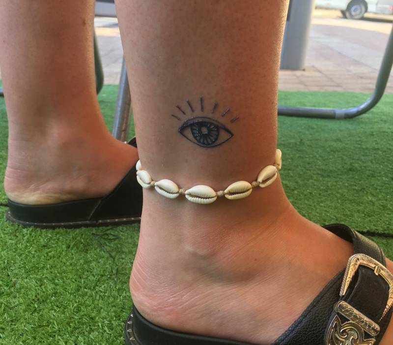 tatouage temporaire oeil cheville hourtin plage