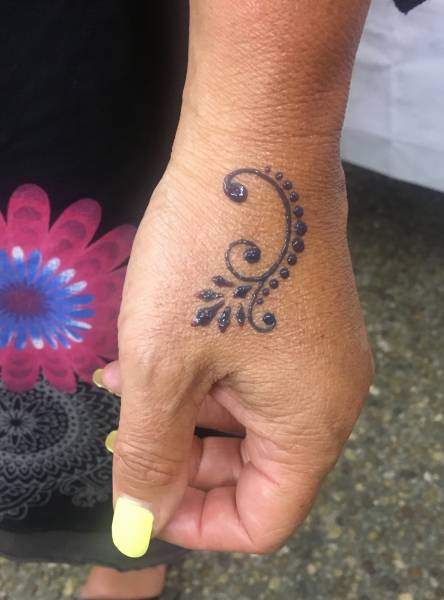 Tatouage ornement main femme cenon