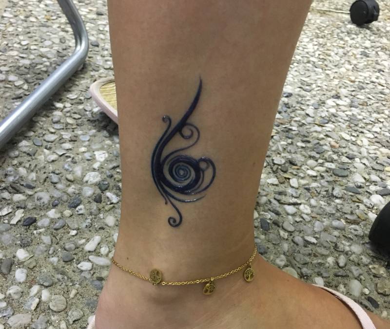 tattoo ephemere chevile ornement à Libourne