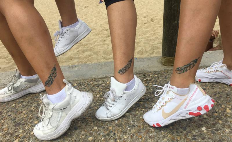 tatouage en commun plume cheville anglet plage