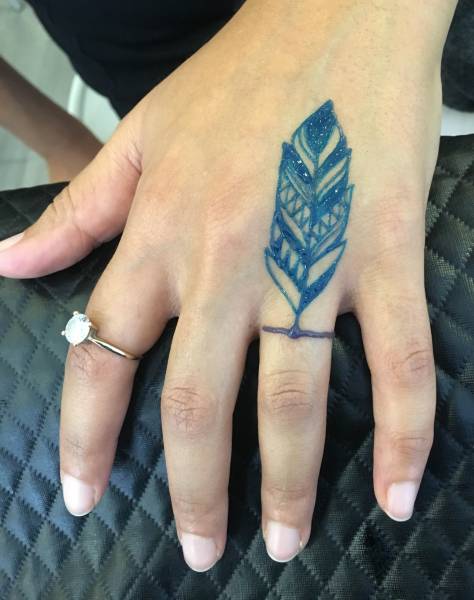 tatouage temporaire jagua main plume bordeaux